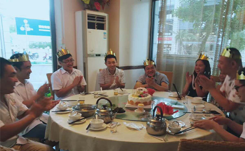 安博(中国)激光八月员工生日会合影