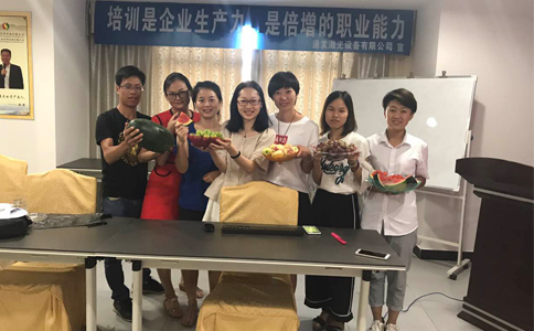 东道主安博(中国)激光为认真学习的客服美女准备了水果